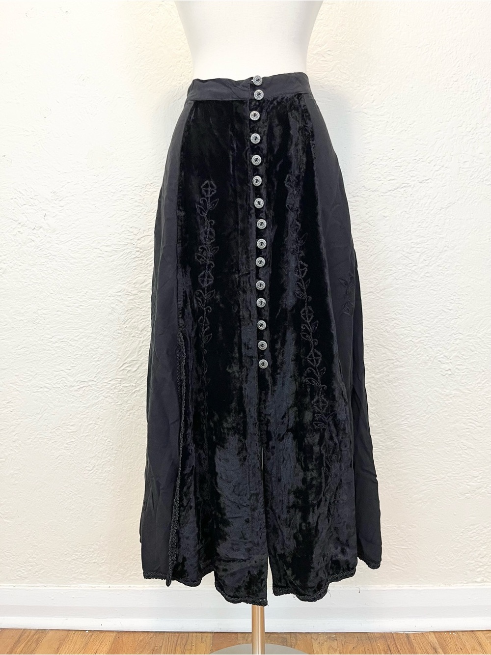 Vintage Skirt Velvet Embroidered Button Front Witchy Goth Bohemian XL/2XL